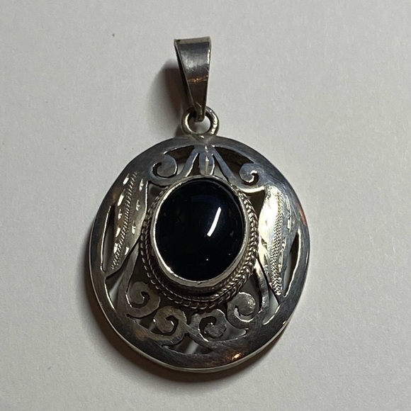 Elegant Silver and Black Pendant Necklace - Picture 6 of 7